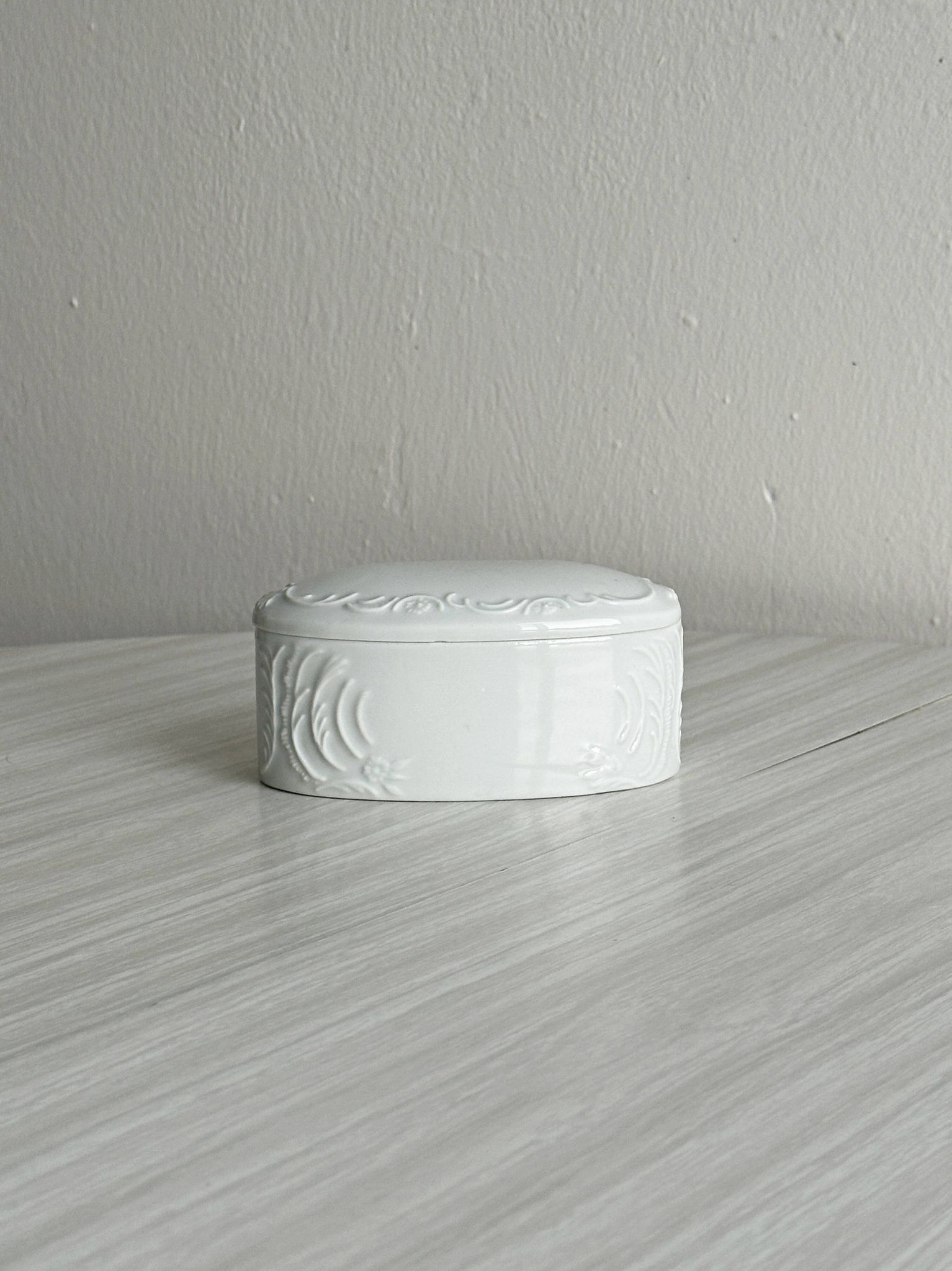 Lidded sugar bowl in Limoges porcelain
