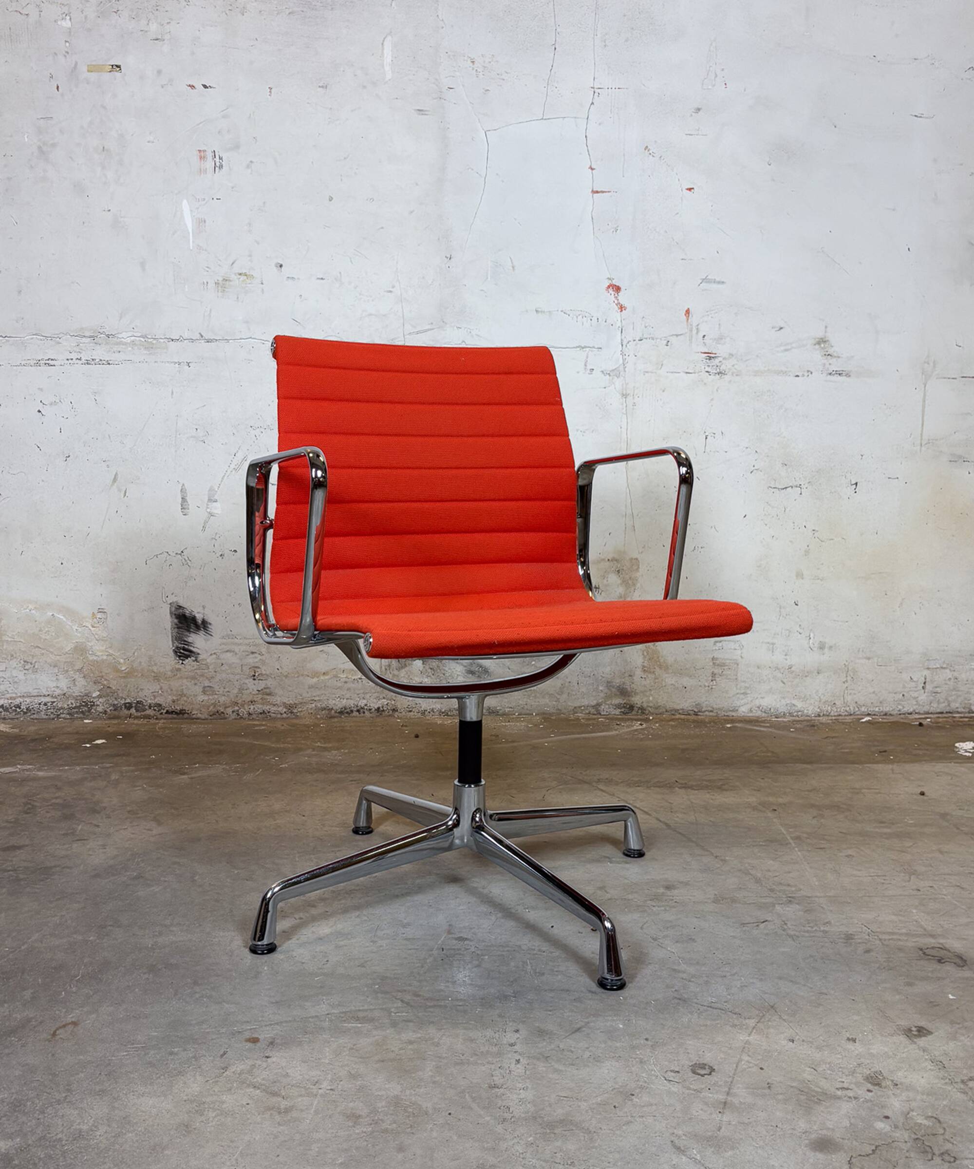 Vitra EA 108 Charles & Ray Eames, tissu et aluminium – orange – chaise de t