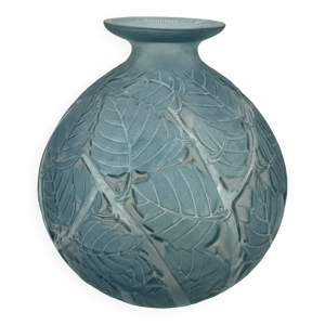 Un vase en verre patiné - bleu