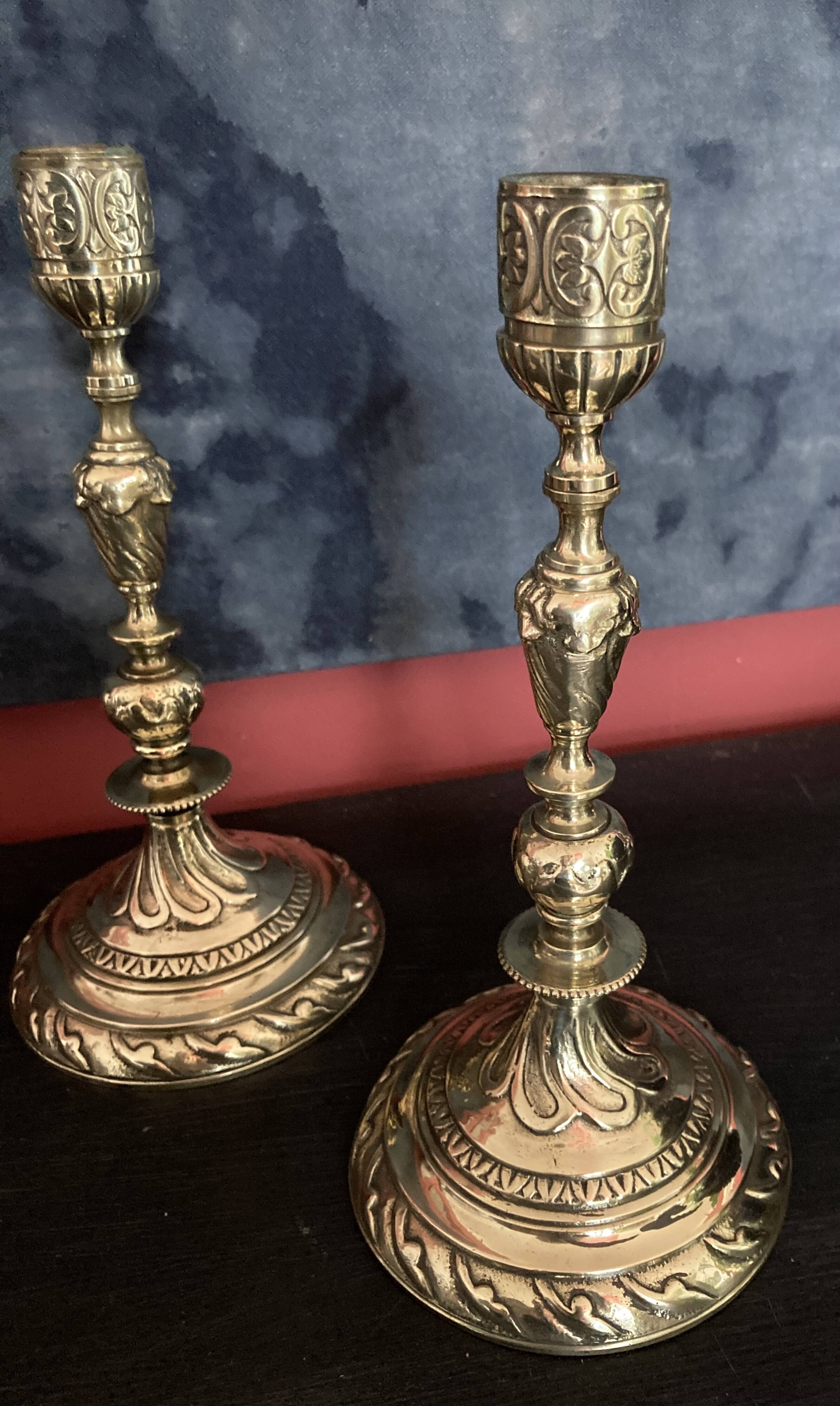 Paire de bougeoirs ou flambeaux - bronze doré.