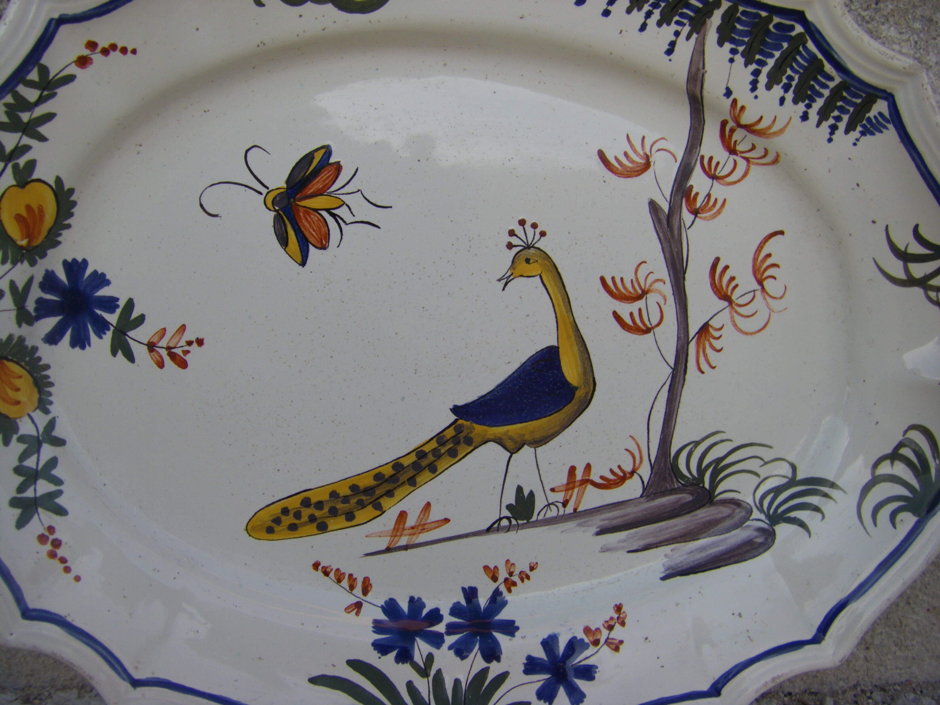 Flat with polylobed edge peacock decoration