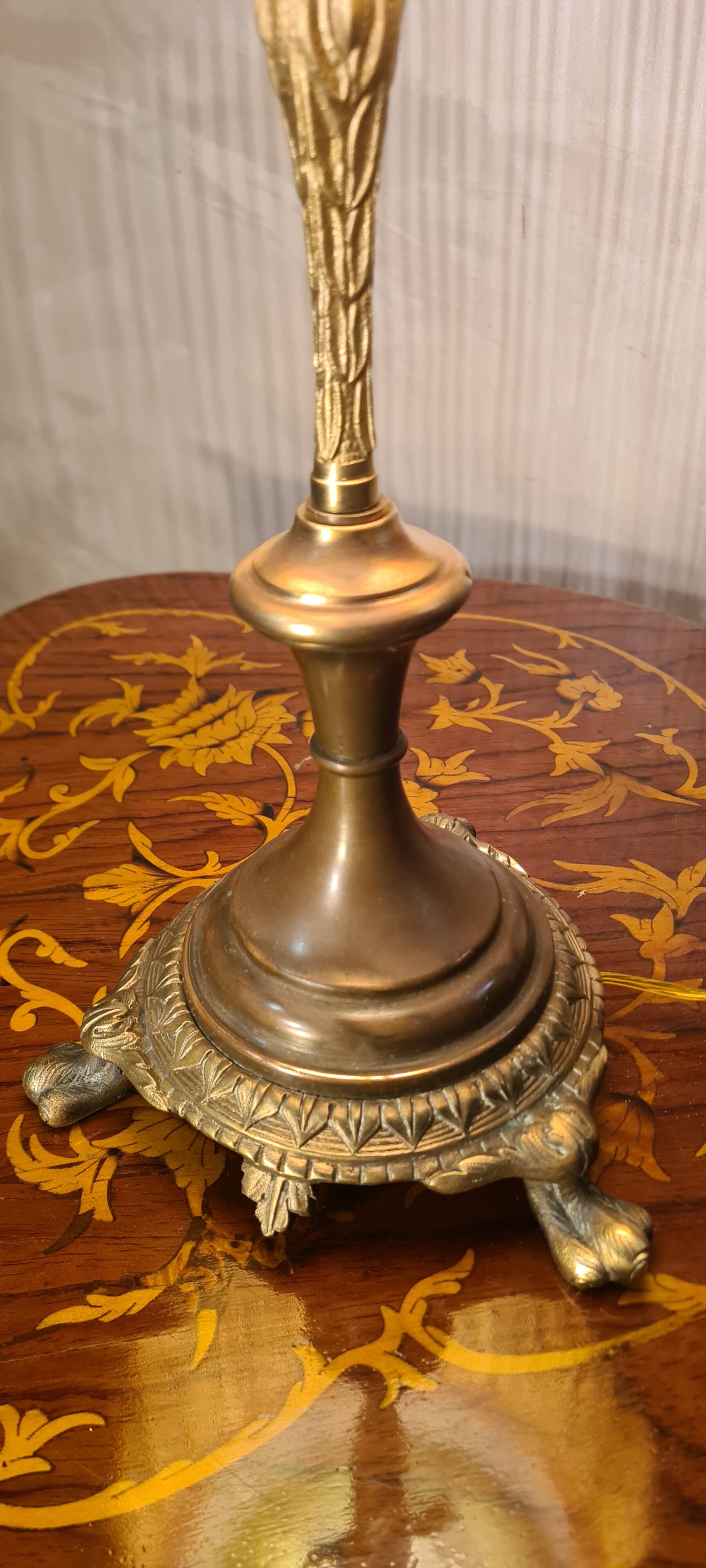 Antique bronze lamp with a marbled yellow glass paste shade, 52x21 cm. Inter a l