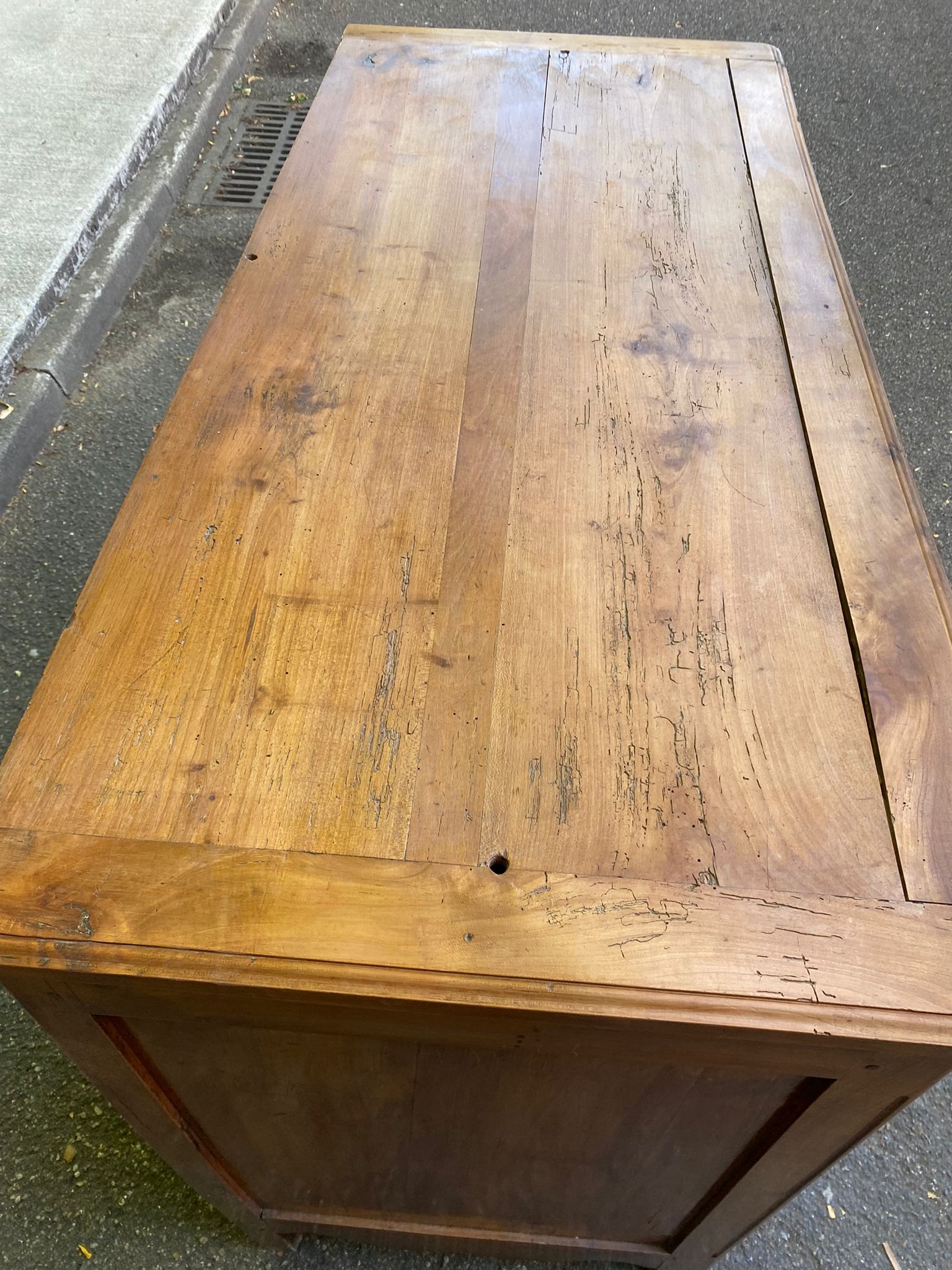 Louis XV buffet in light solid walnut from the 19th century.
