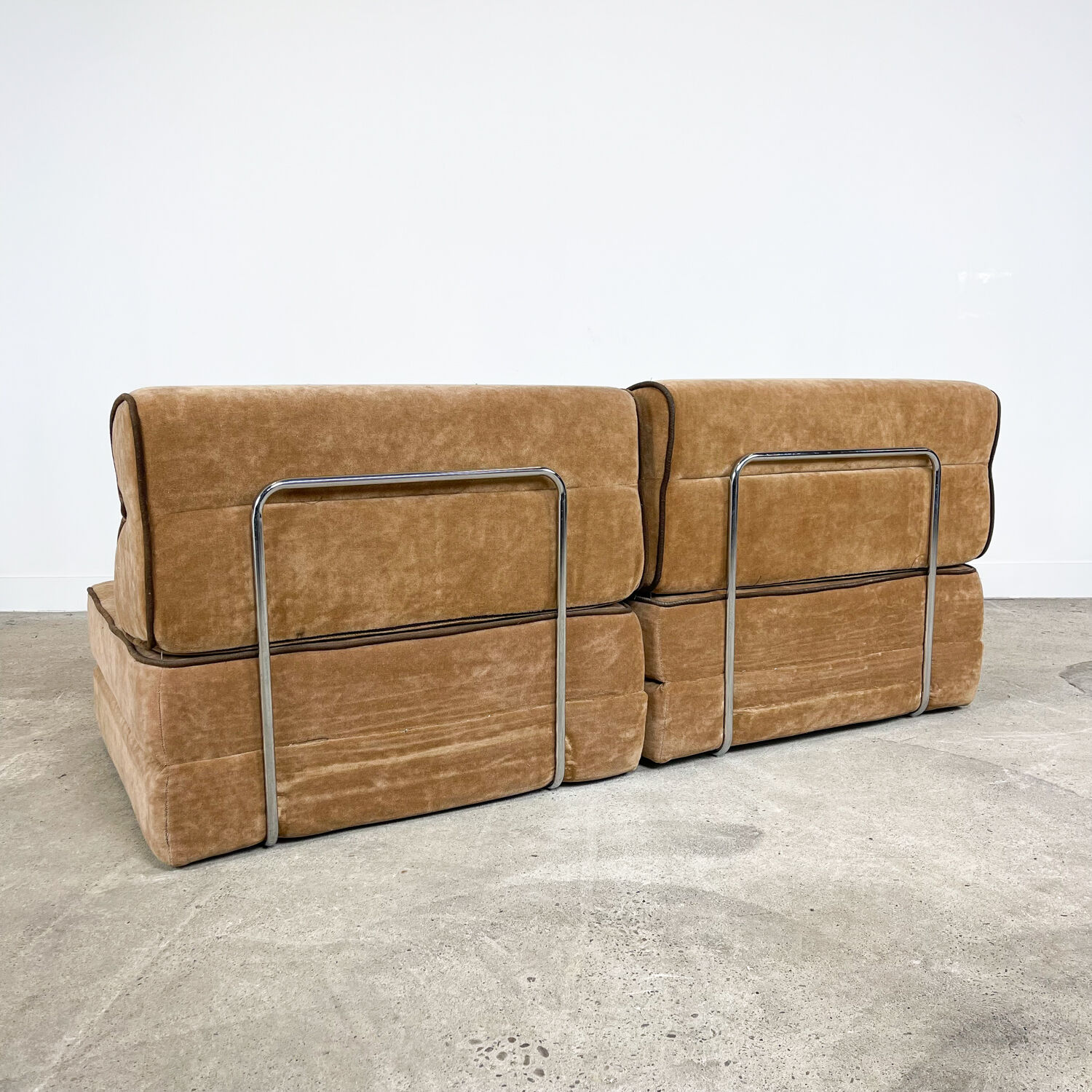 Vintage velvet two seater daybed design sleeper sofa