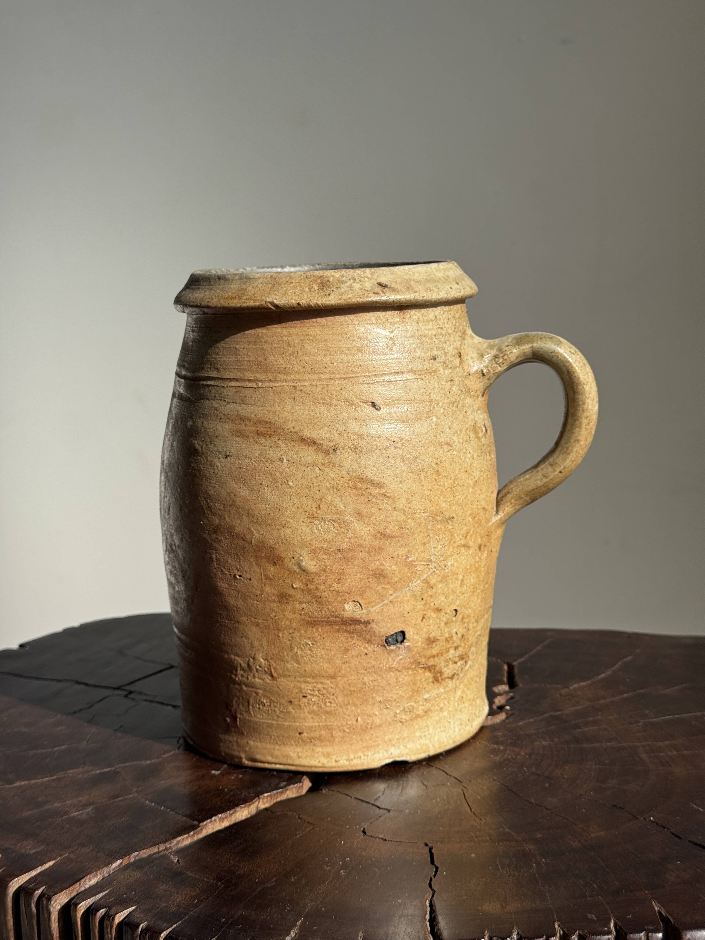 Large matte stoneware oval pot with beige handle H21 D12