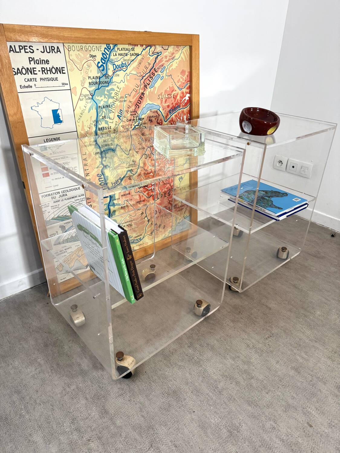 Paire de tables de chevet en plexiglas transparent