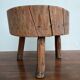 Table basse tripode brutaliste en bois massif