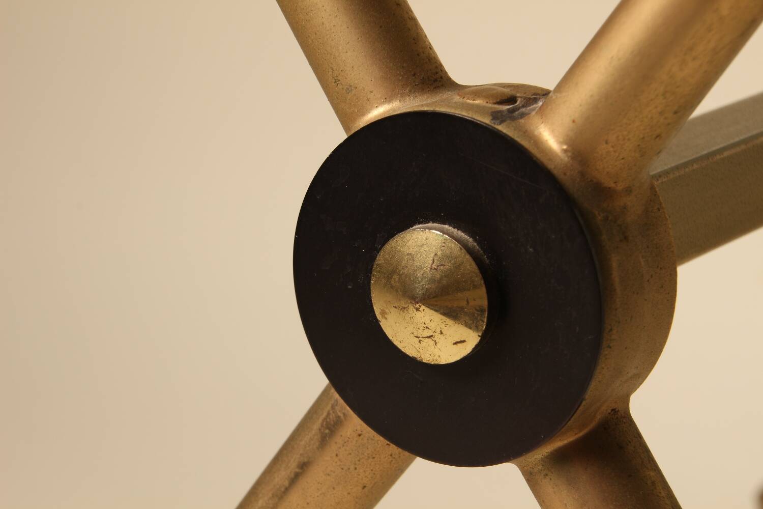 Table d’appoint en laiton et verre dans le style de Jacques Adnet