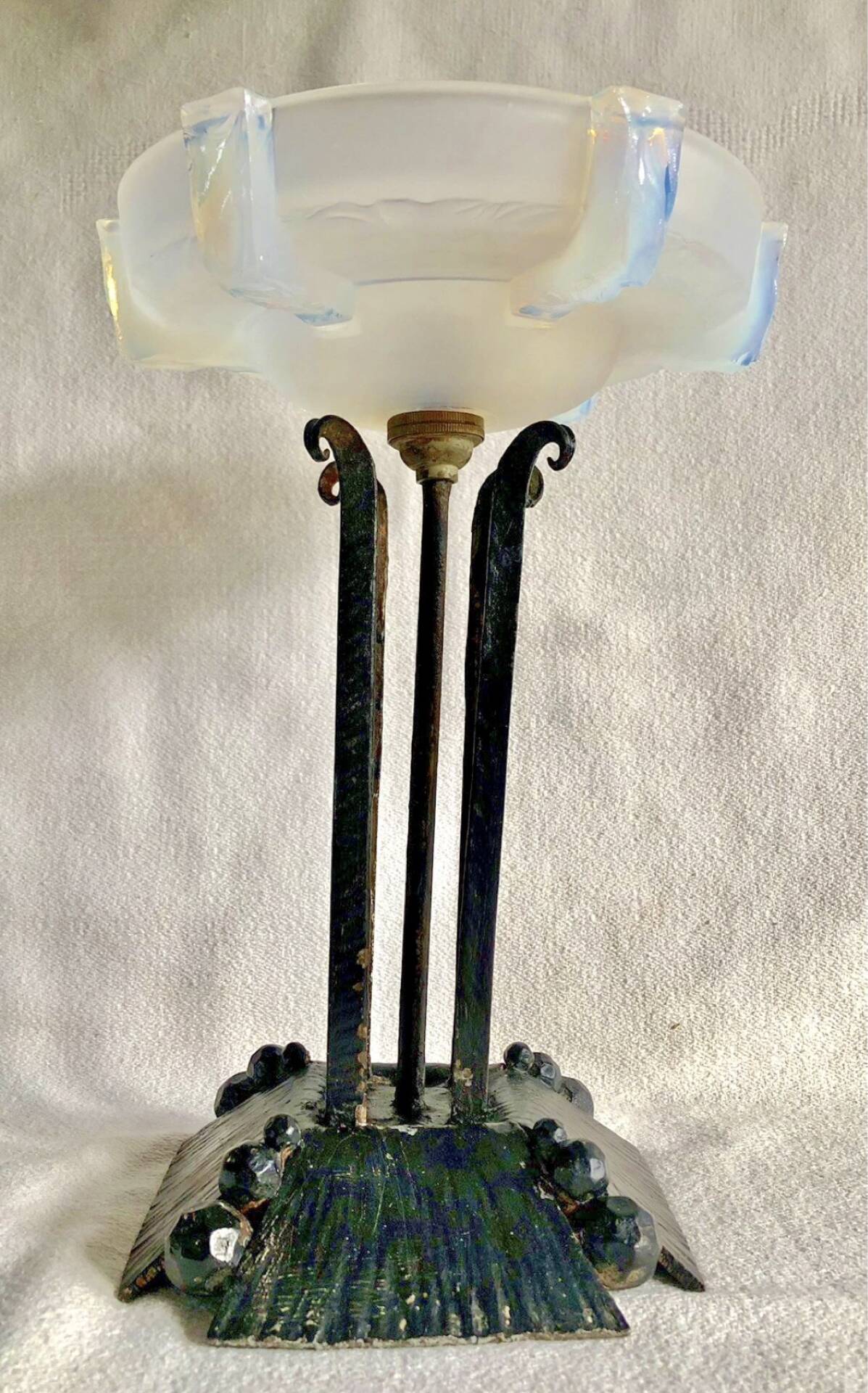lampe Art Déco fer forgé style Edgar Brandt coupe opalescente Ezan