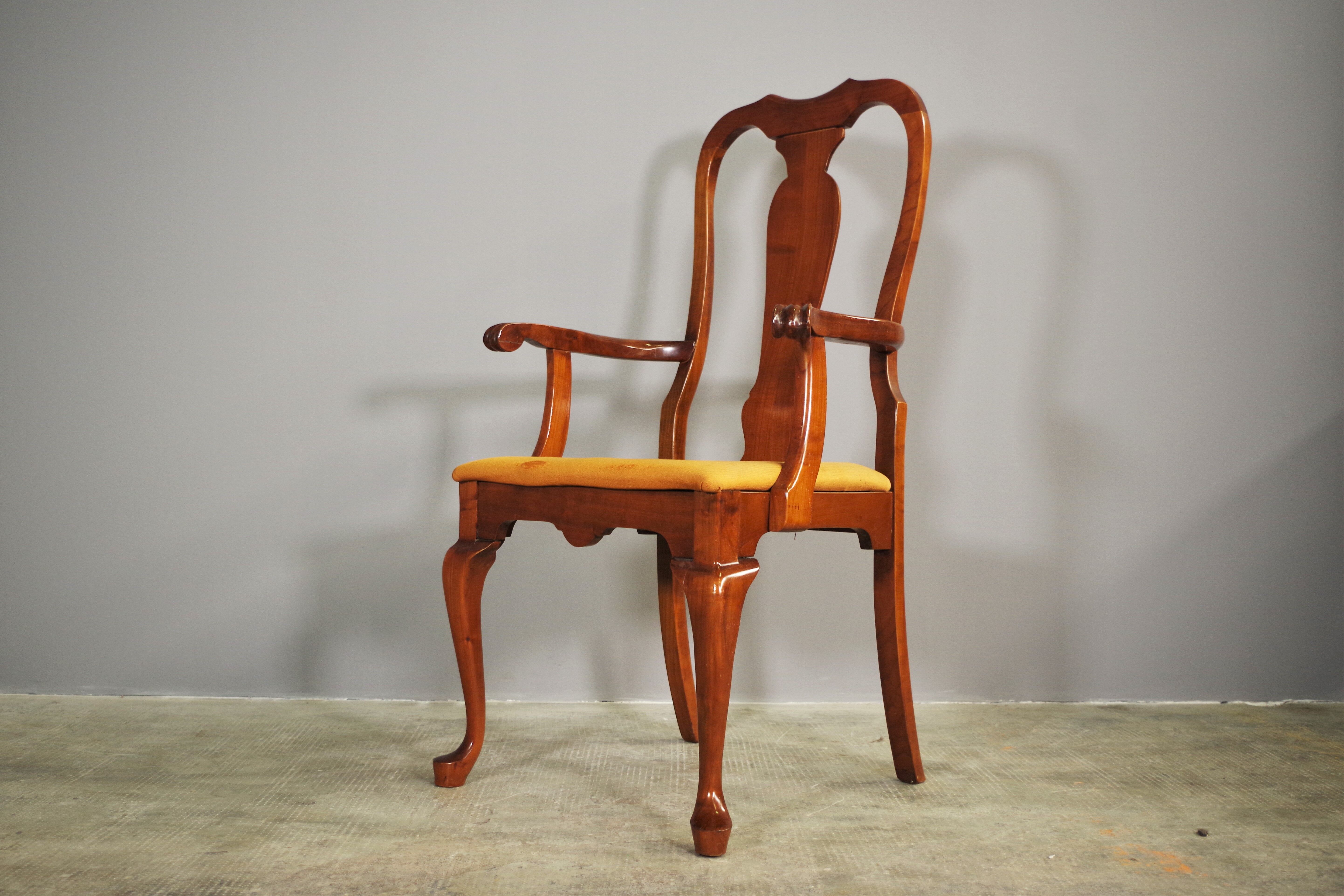 Antique Queen Anne armchair in mahogany and leather