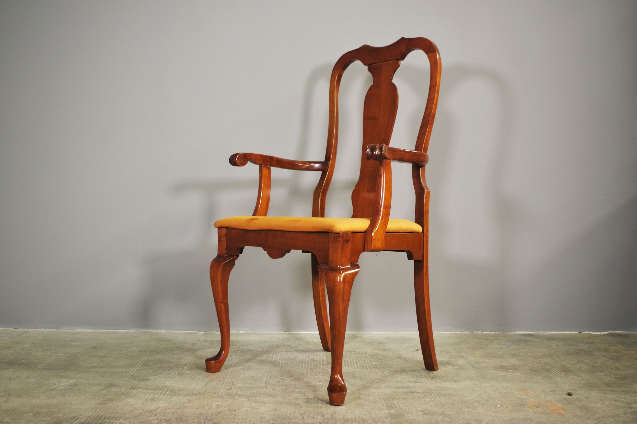 Antique Queen Anne armchair in mahogany and leather