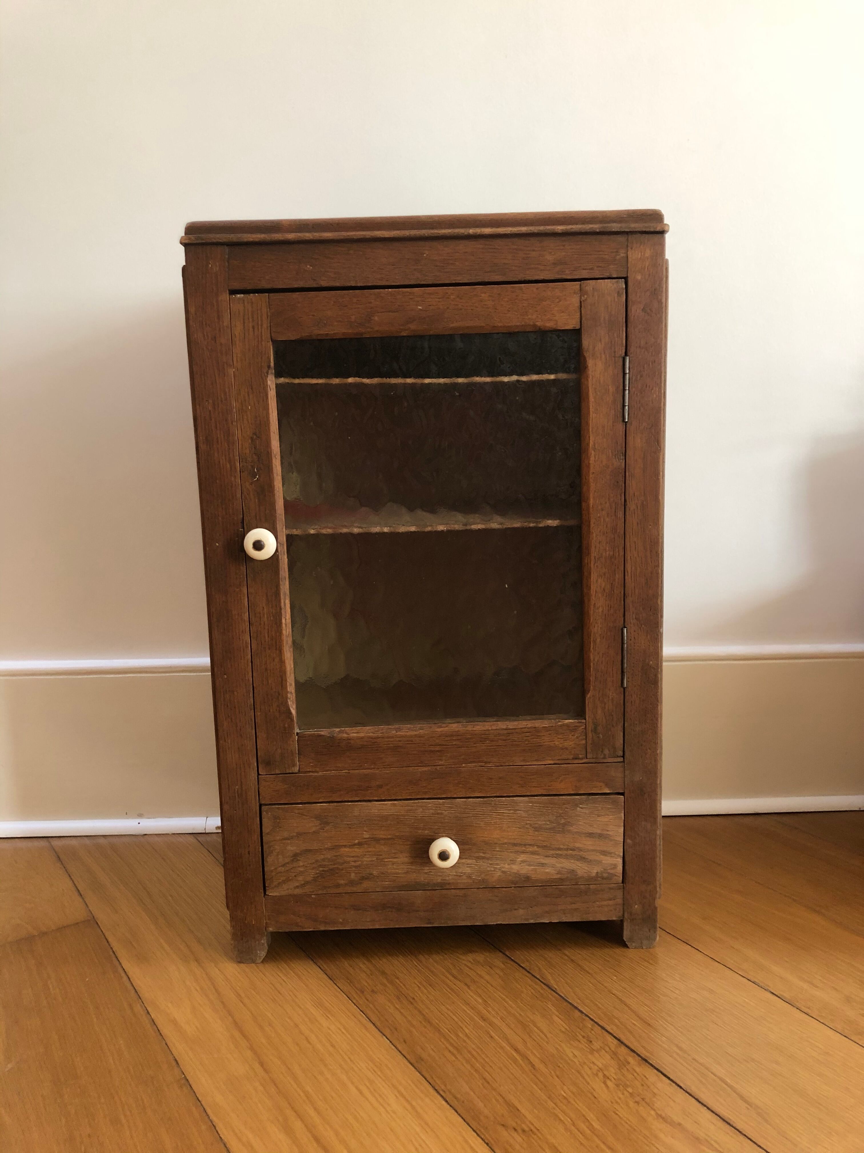 Glass cabinet to put down