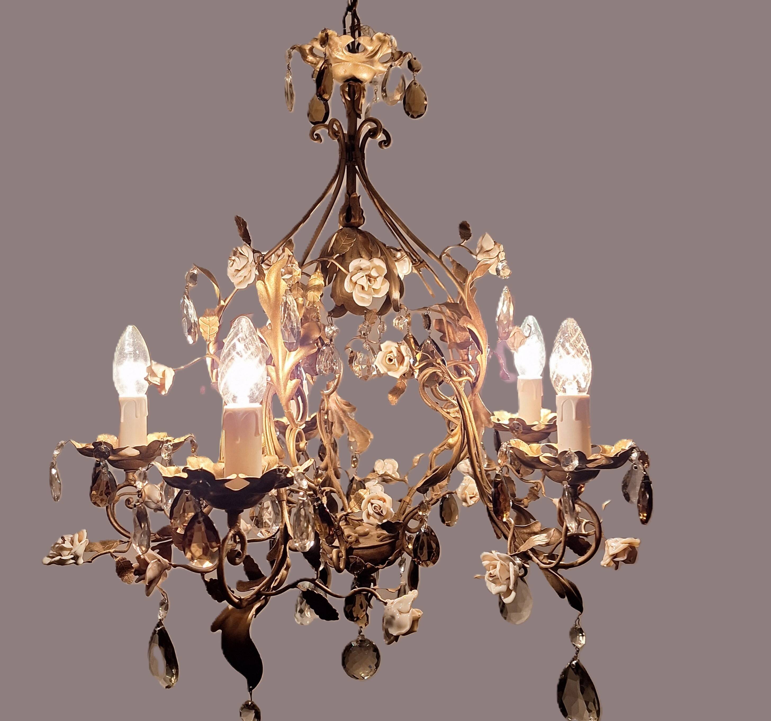 Lustre italien antique à 5 bras, roses en céramique et gouttes de cristal *ROMANCE*