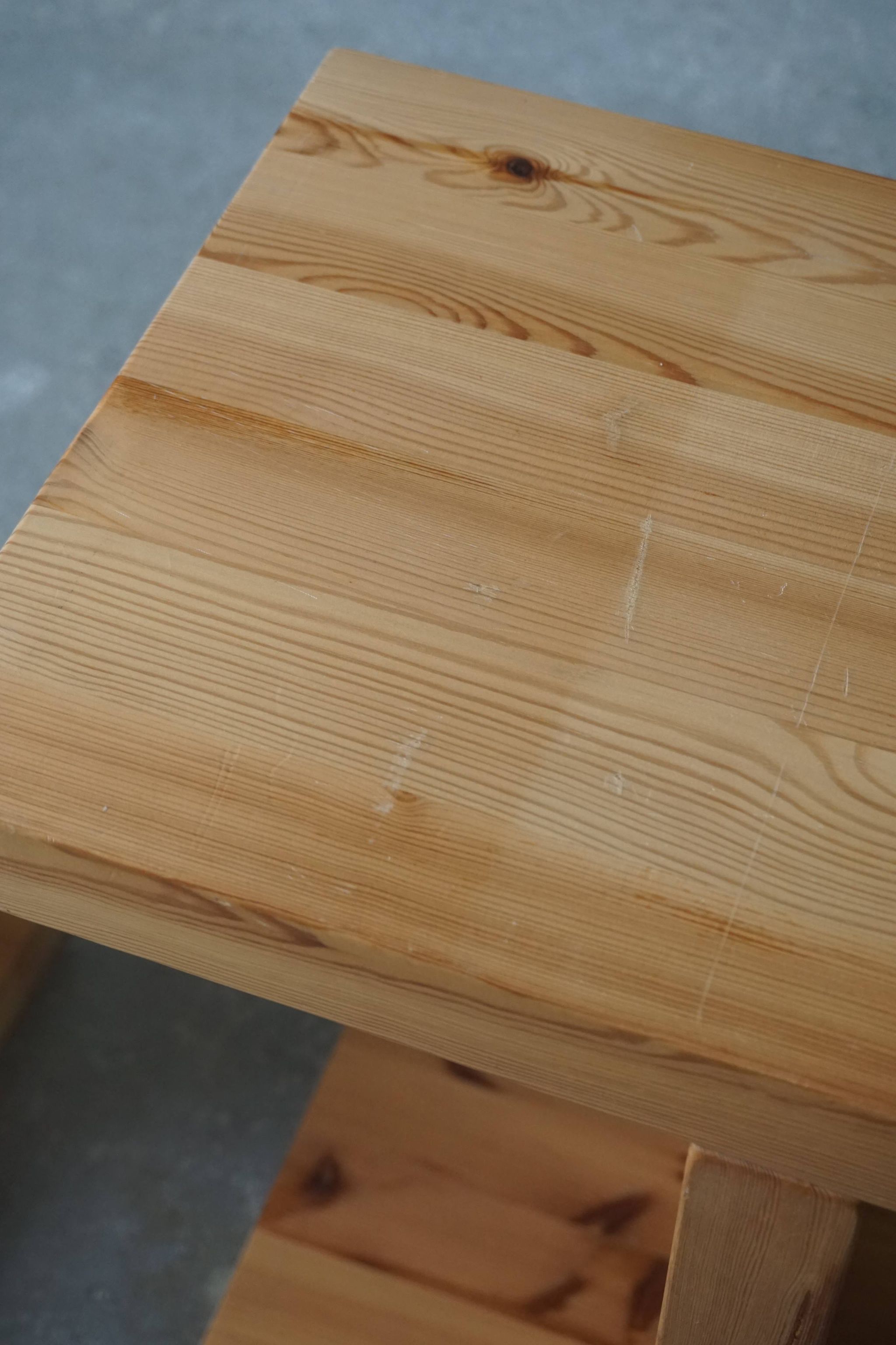 Paire de stands de nuit modernes et brutalistes scandinaves en pin massif, années 1970