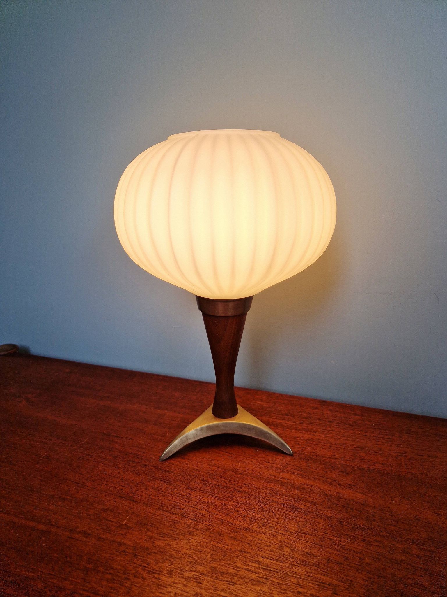 Scandinavian table lamp in teak and frosted white glass, 1960.