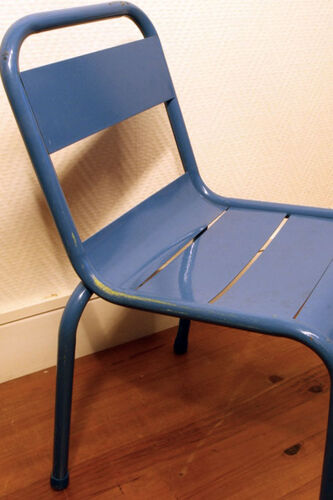 Chaise métallique industrielle bleue pour enfant