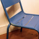 Chaise métallique industrielle bleue pour enfant