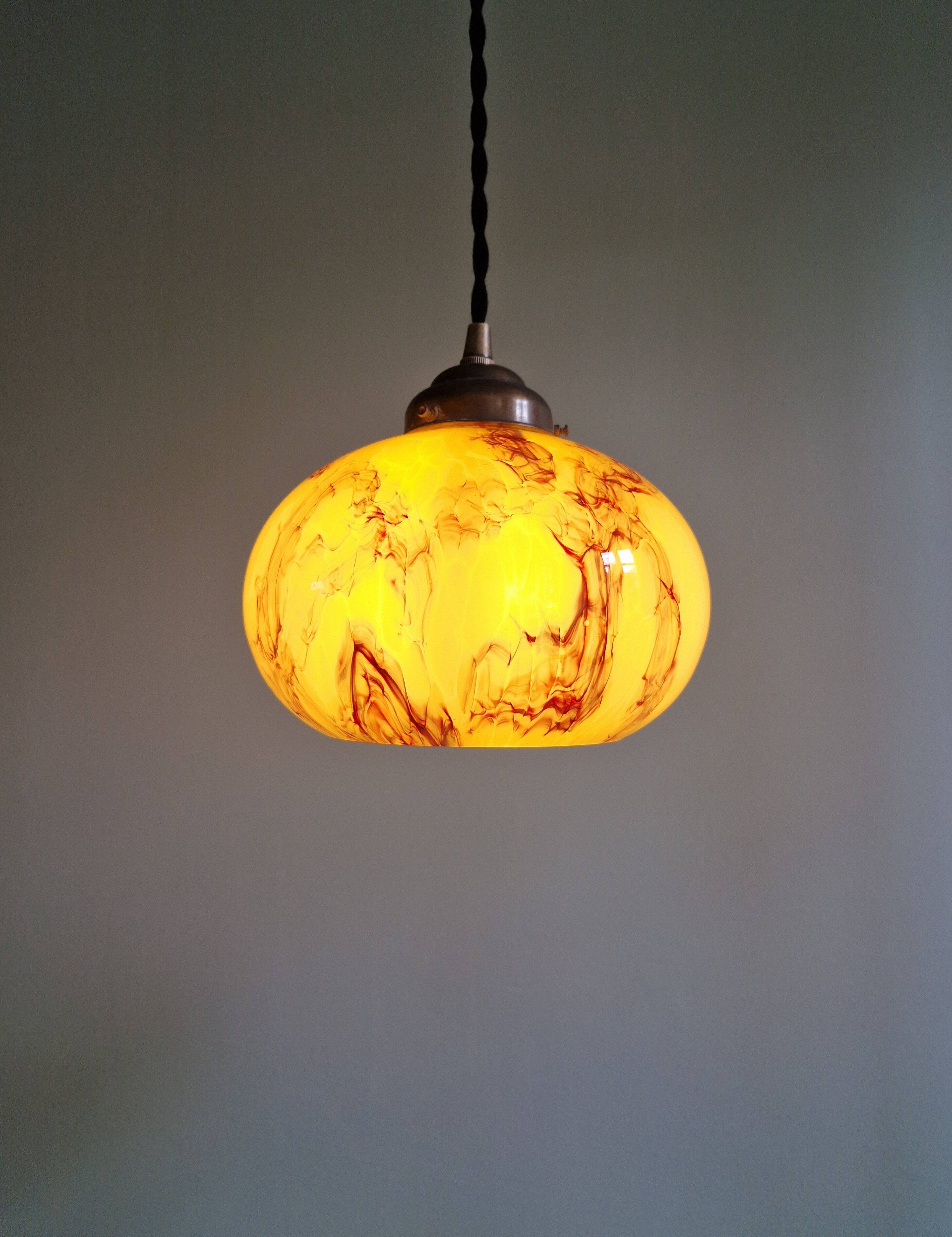 Trio de suspensions art déco en opaline marbrée, Scailmont, 1920-30