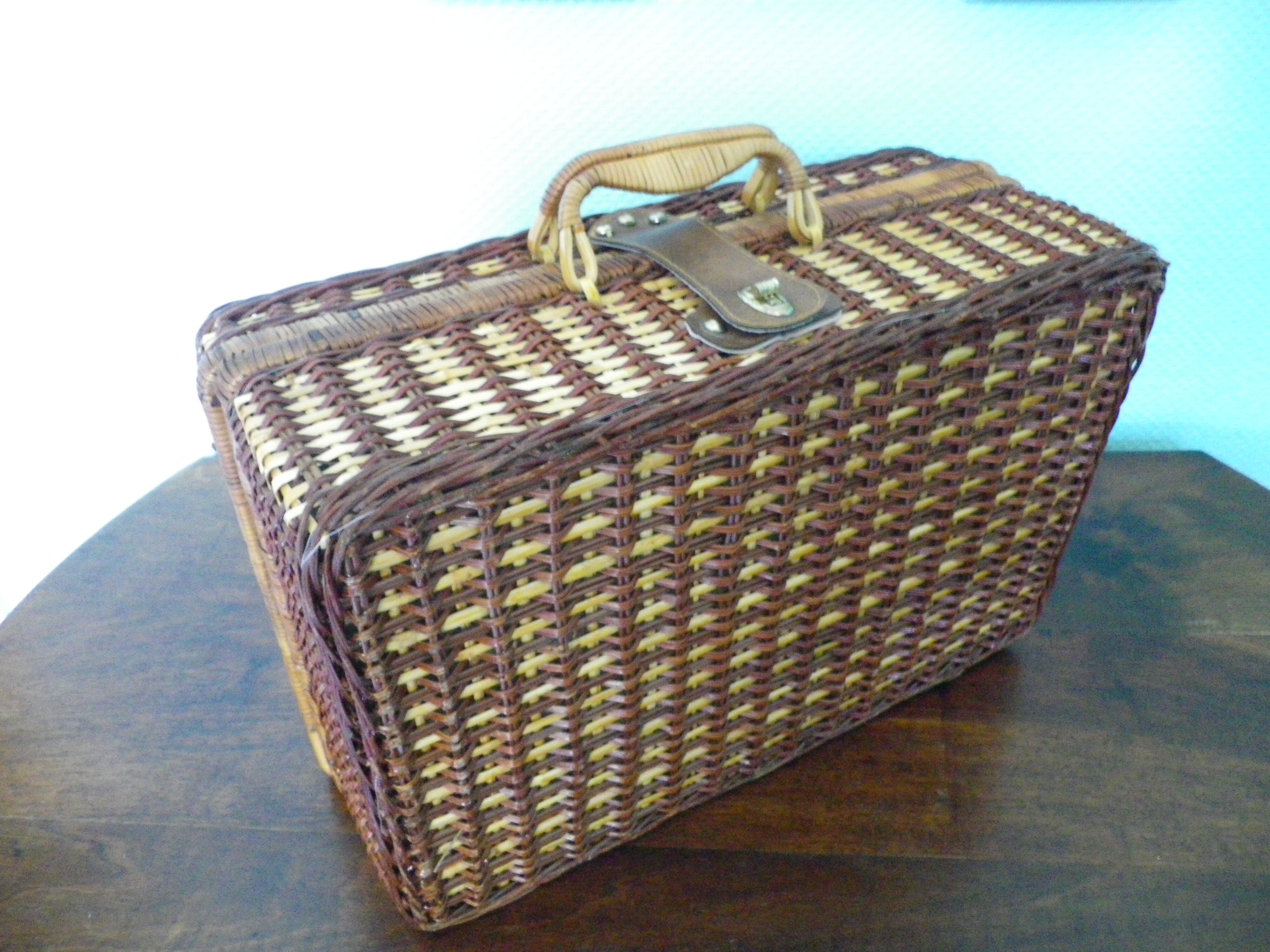 Picnic suitcase, braided wicker, 2 handles, leather closure