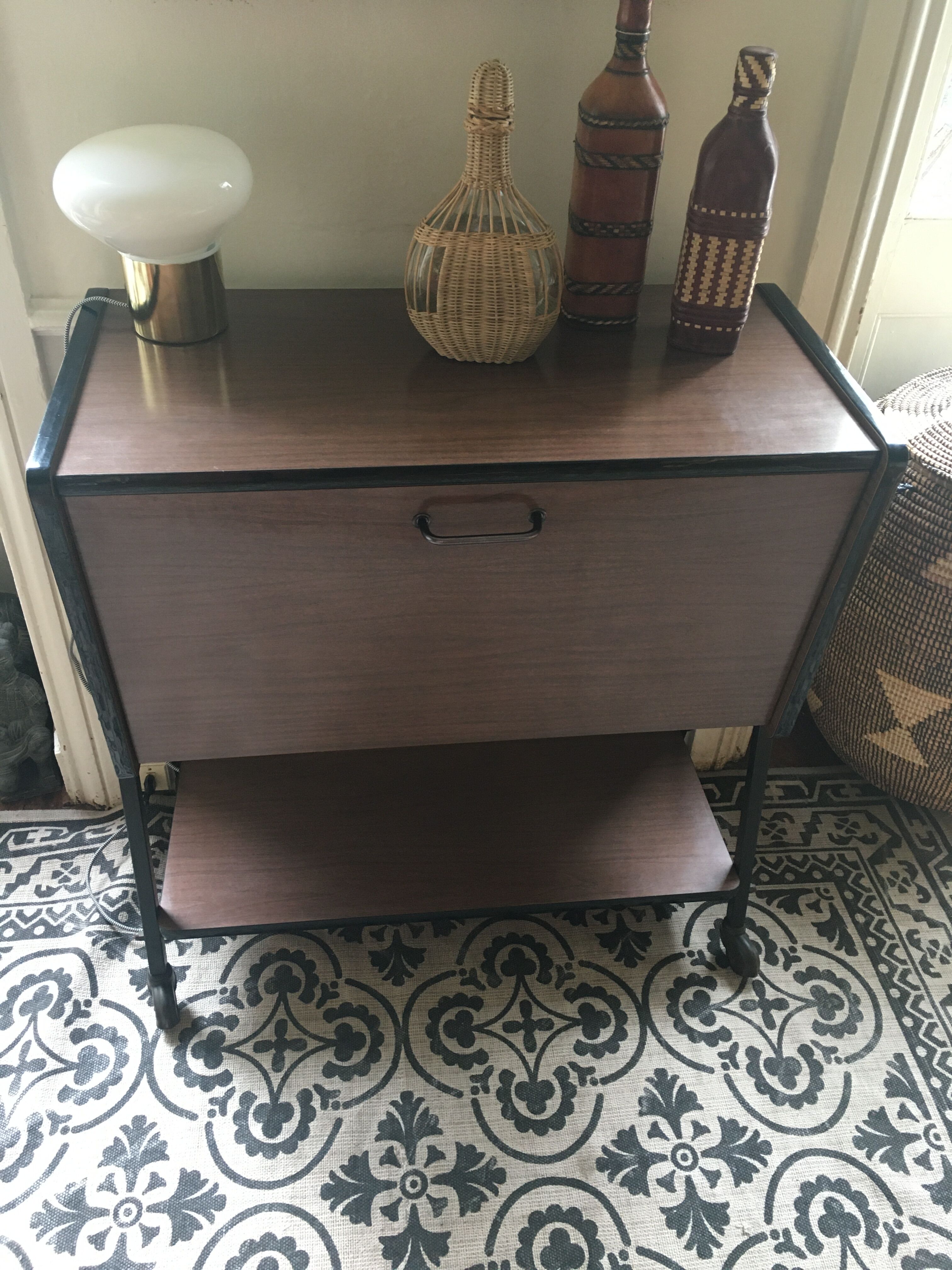 Meuble bar à roulettes en formica 50/60