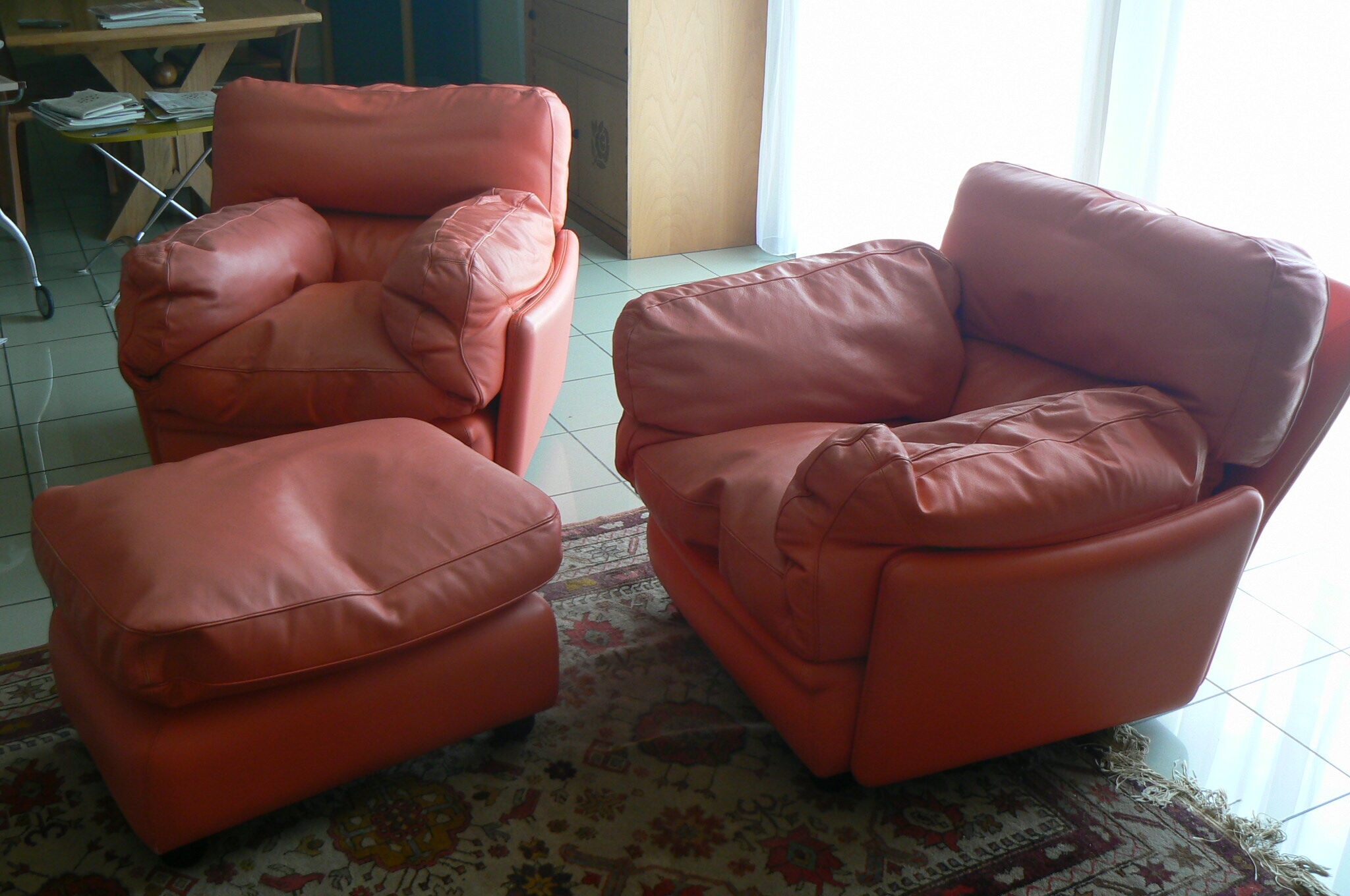 SET 2 ARMCHAIRS AND 1 POLTRONA FRAU VINTAGE POUF