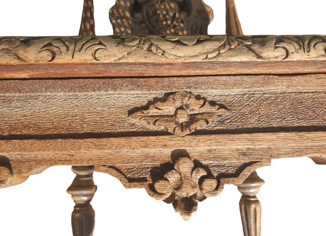 Chaise en chêne naturel sculpté