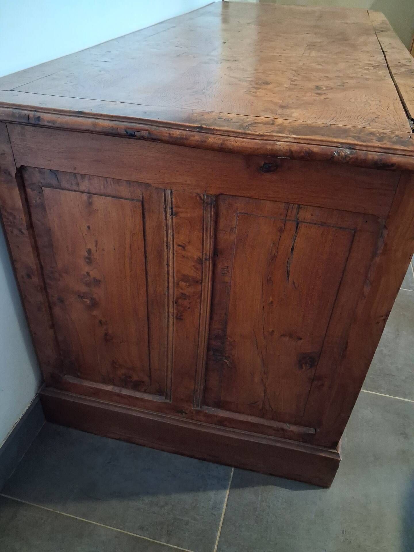 Desk in elm burl
