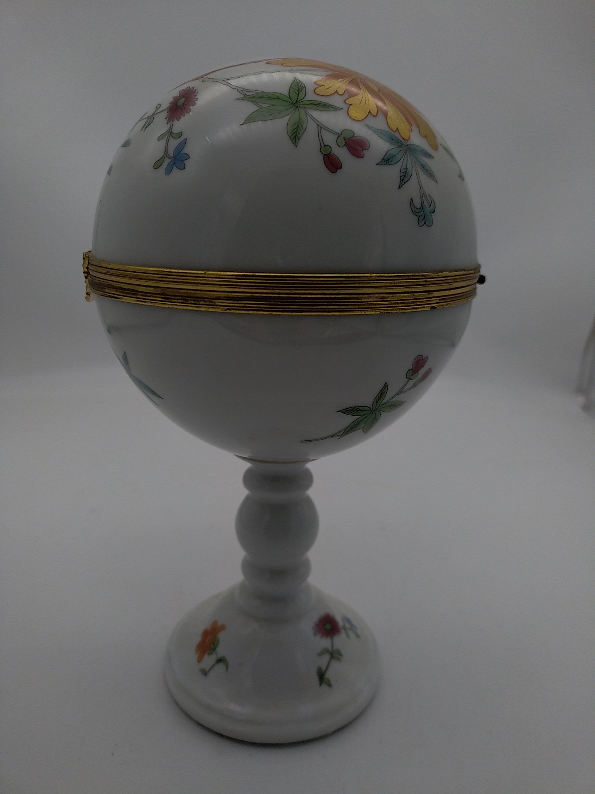 Box on foot, Limoges porcelain, Raynaud