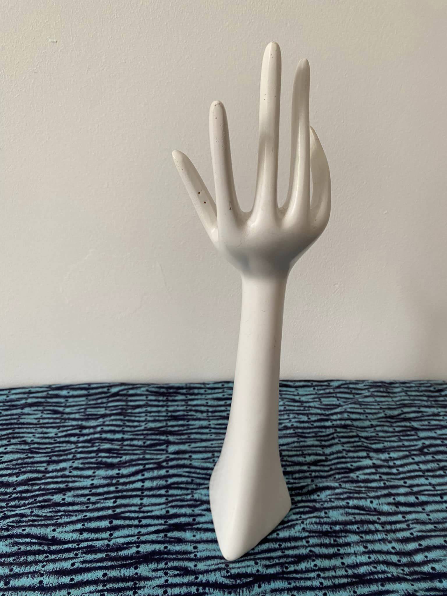 Grande main baguier blanche