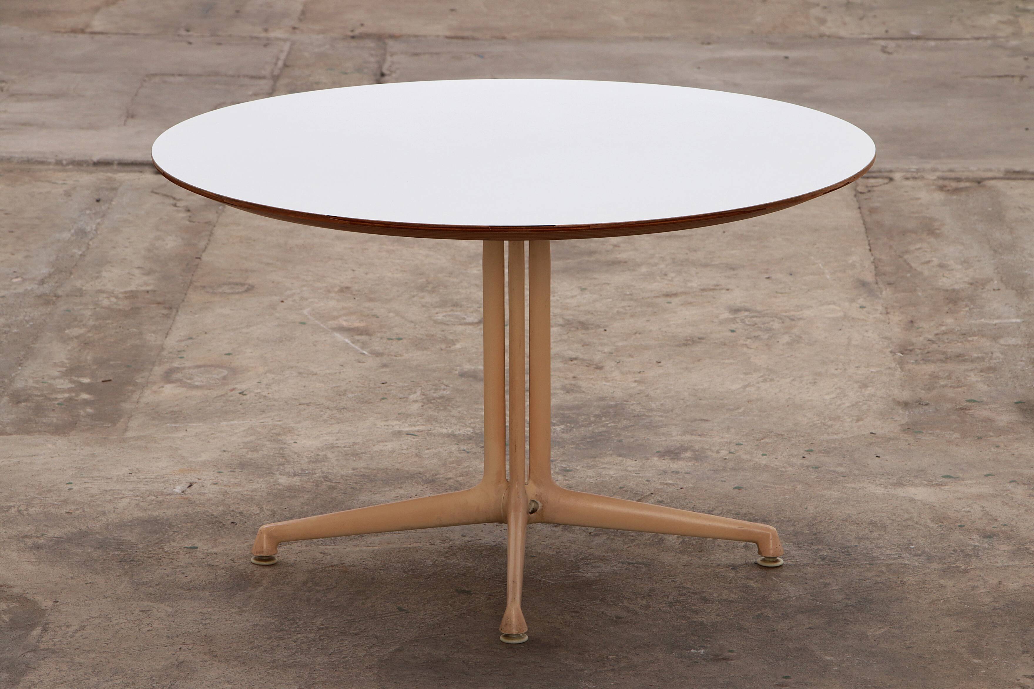 Table basse "La Fonda" de Charles Ray Eames avec base en métal, 1955