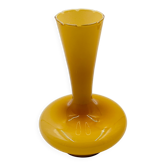 Vase opalin ocre vintage à col festonné