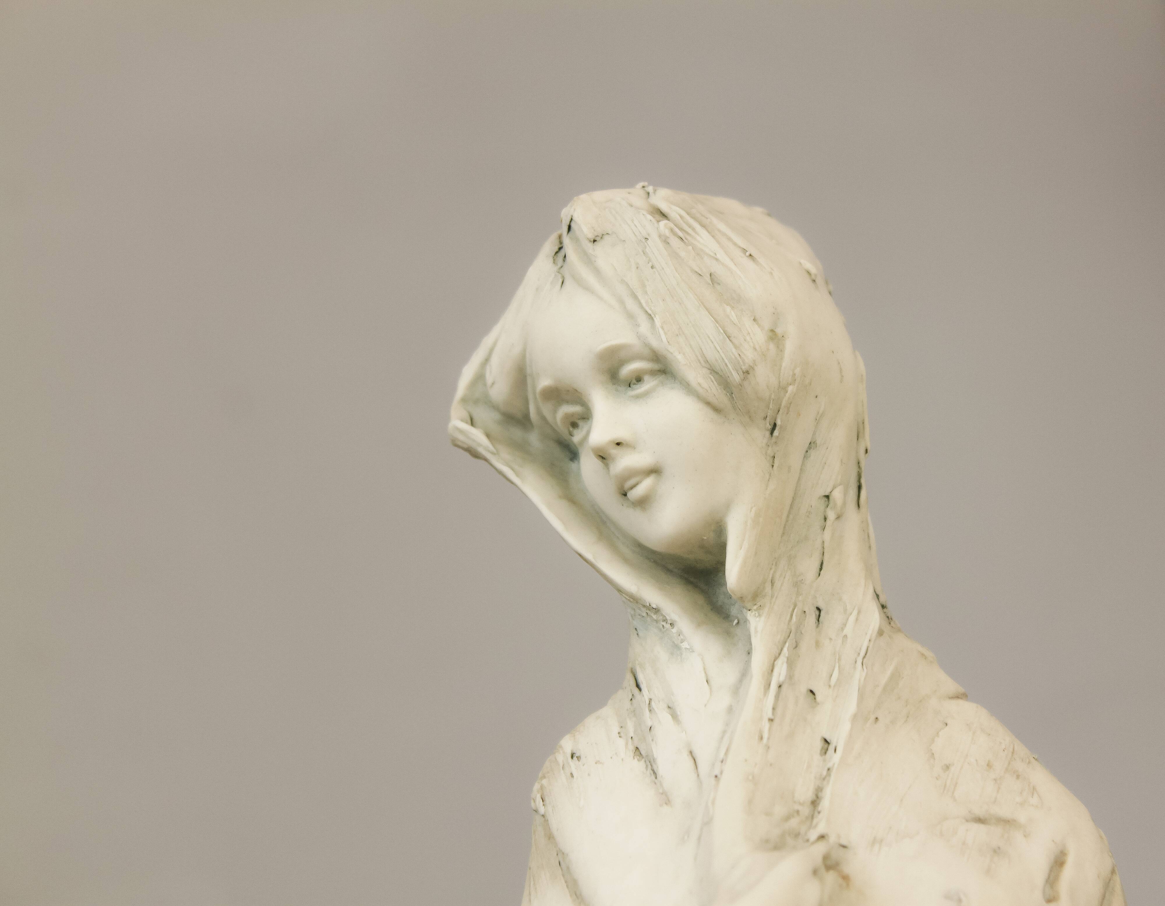 Figura femenina de porcelana. Contemporary escultura by author.