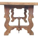 Table espagnole en bois, piètements mouvementés