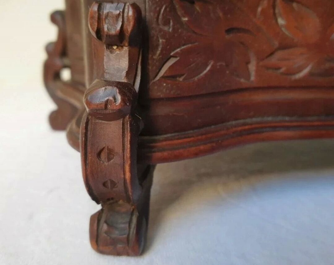 Ancienne boîte à bijoux en bois de la forêt noire