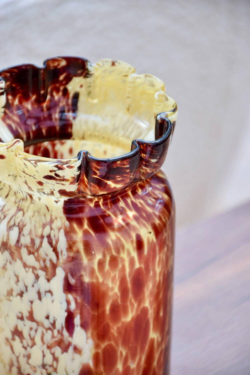 Vase en verre moucheté