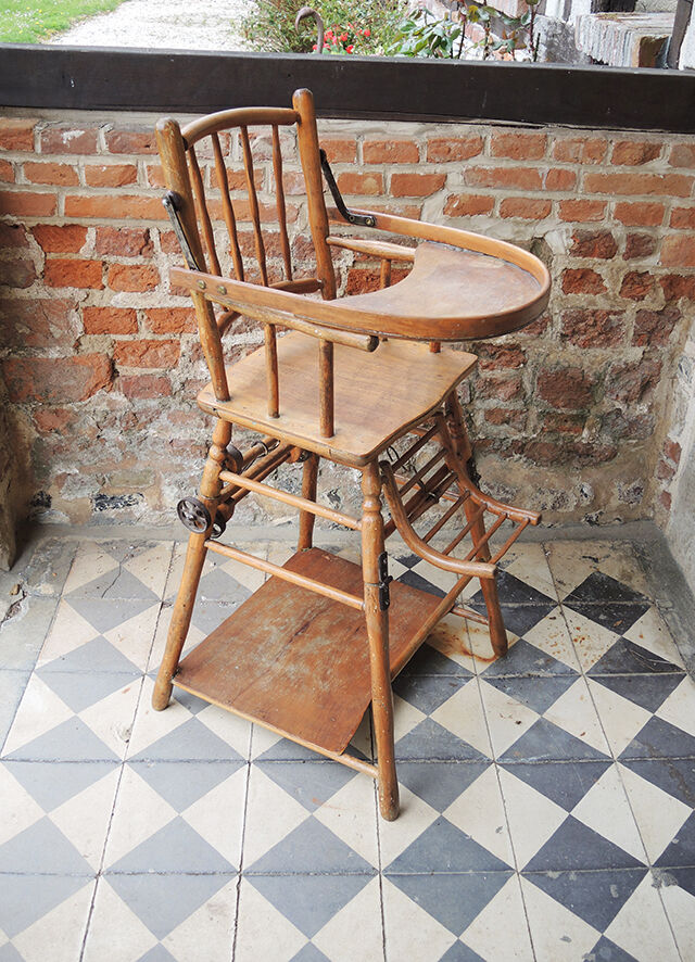 Former high chair modulable for wooden baby