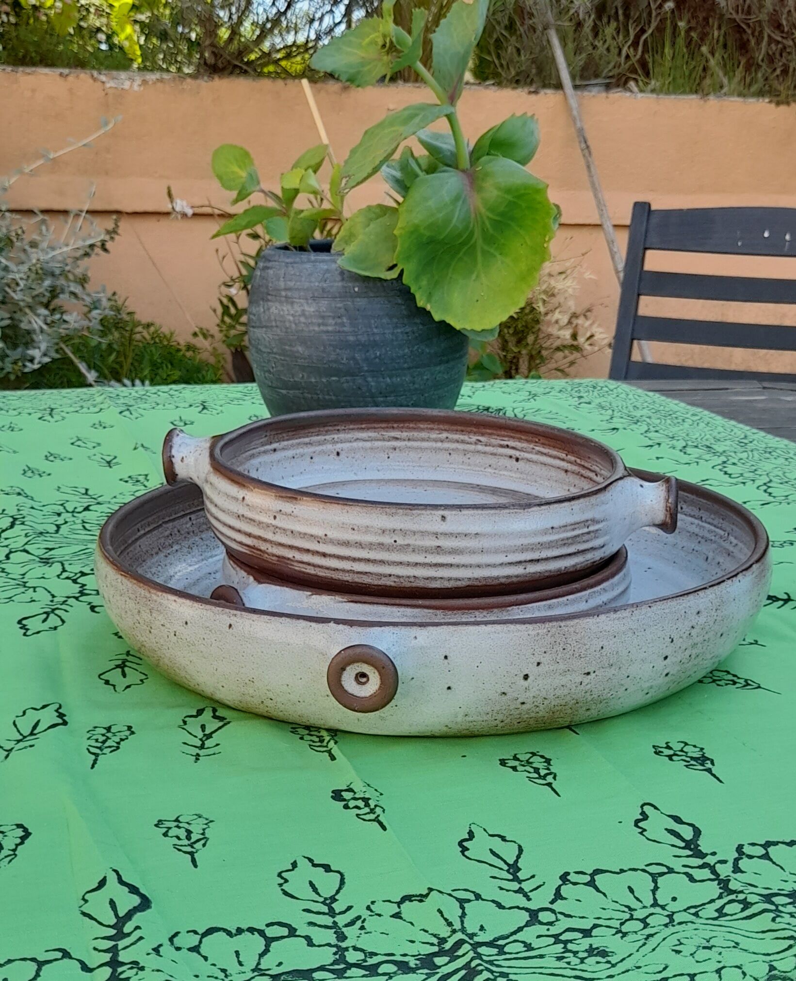 Set of 3 dishes in varnished pyrity sandstone, cream and brown