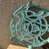 Dessous de plat ancien en fonte émaillée  bleu verte ciselure oiseaux format rond