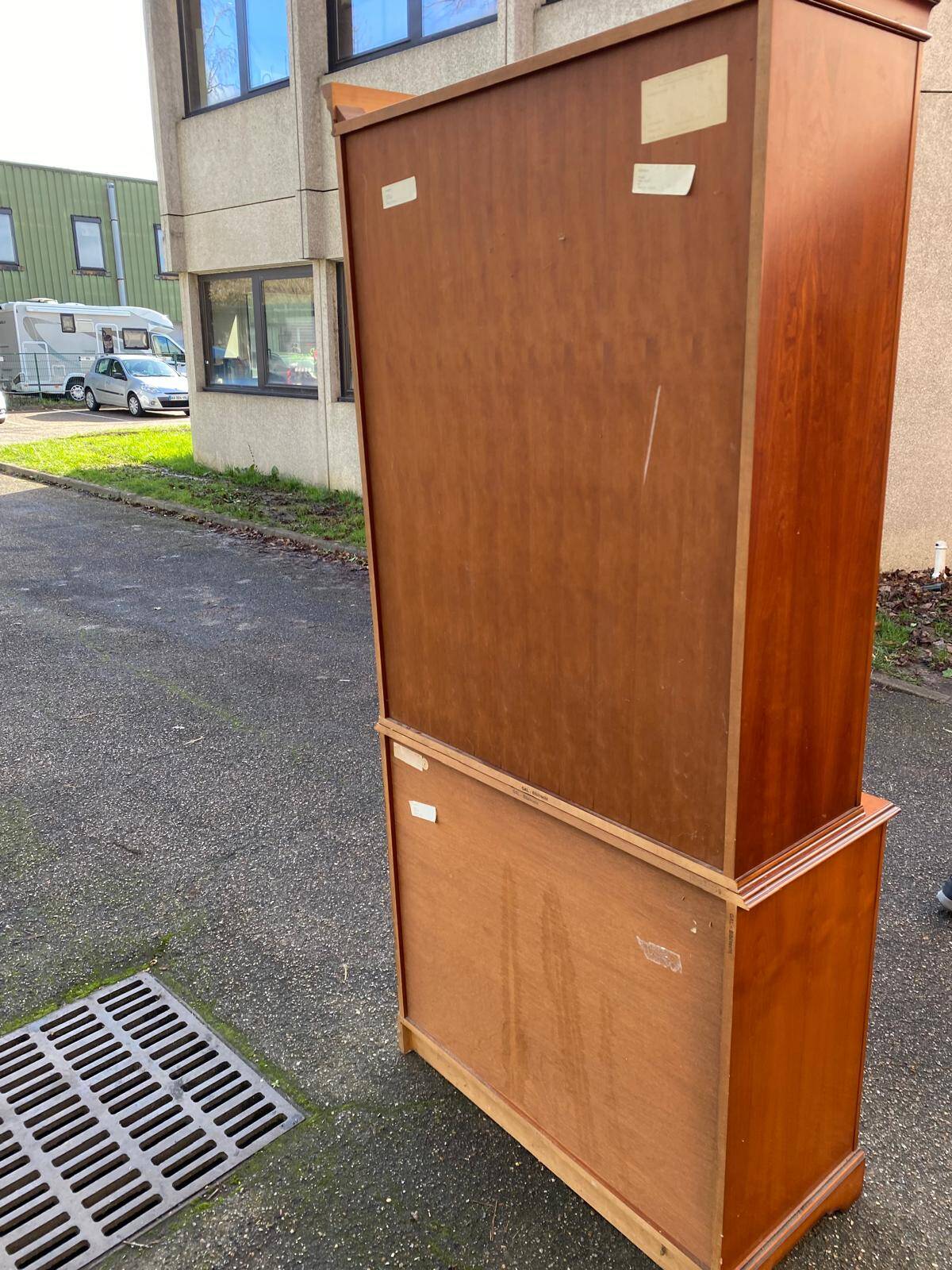 English display cabinet with 2 doors, mahogany imitation, 1990.