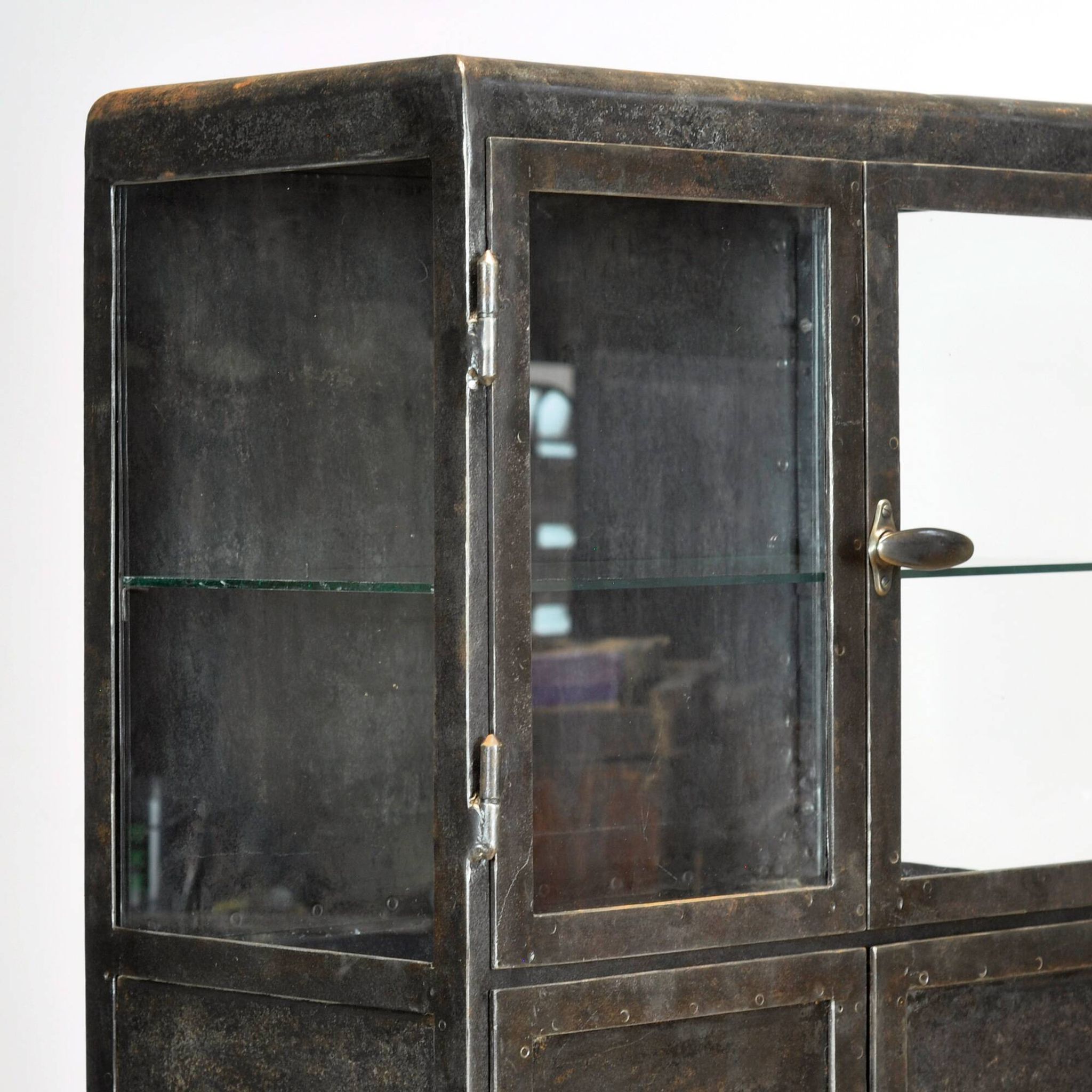 Vitrine en métal industriel antique, vers 1920