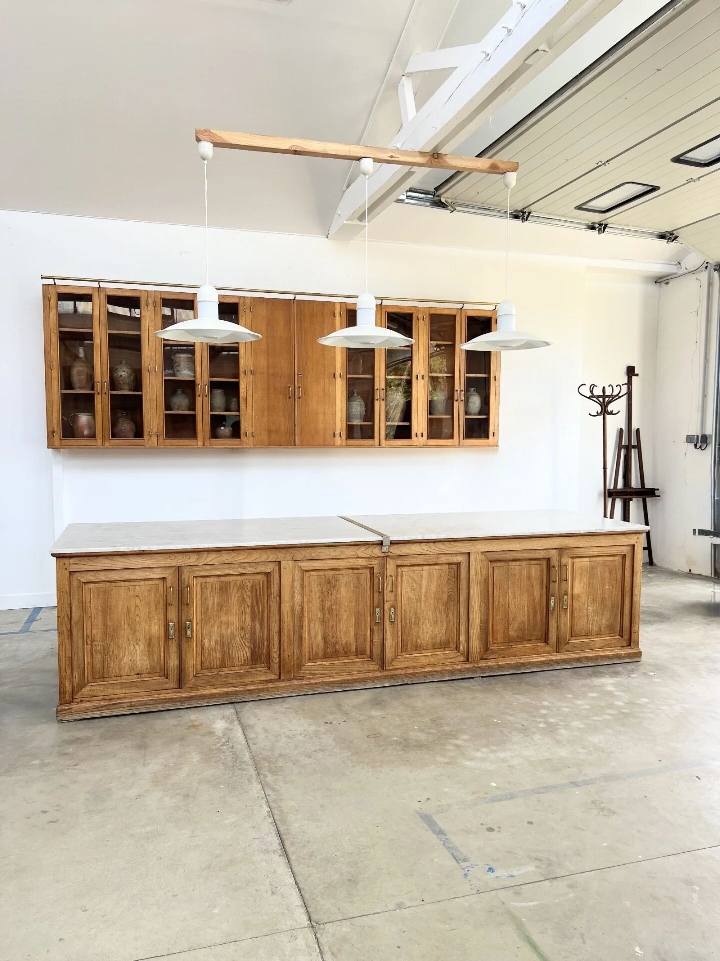 Comptoir de pharmacie double face en châtaignier et marbre — Art Déco, 1900