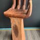 Tabouret en forme de main bois sculpté