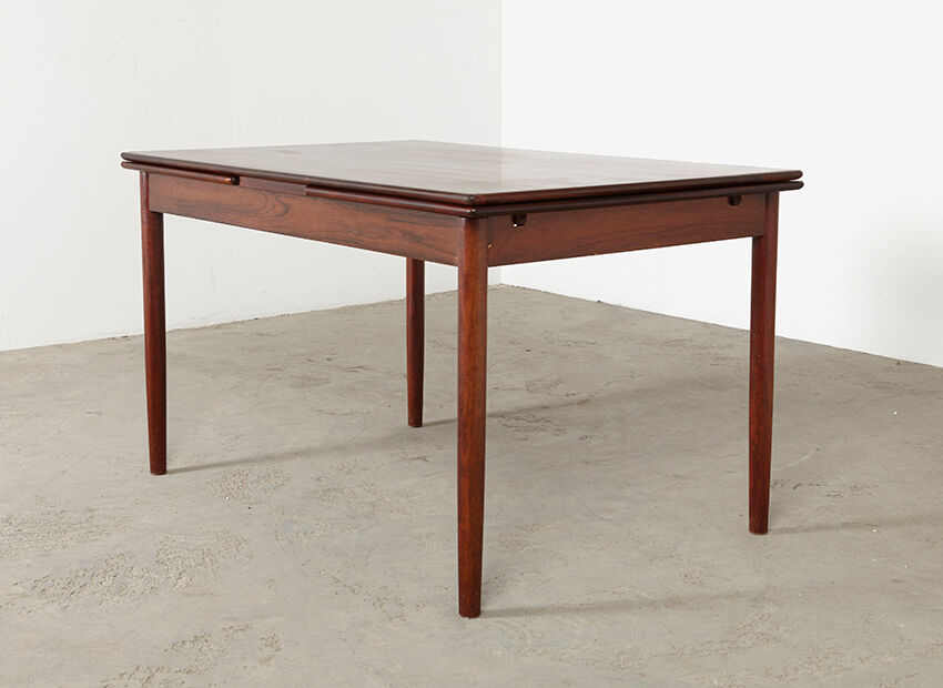 Extensible in the 1960s rosewood dining table.