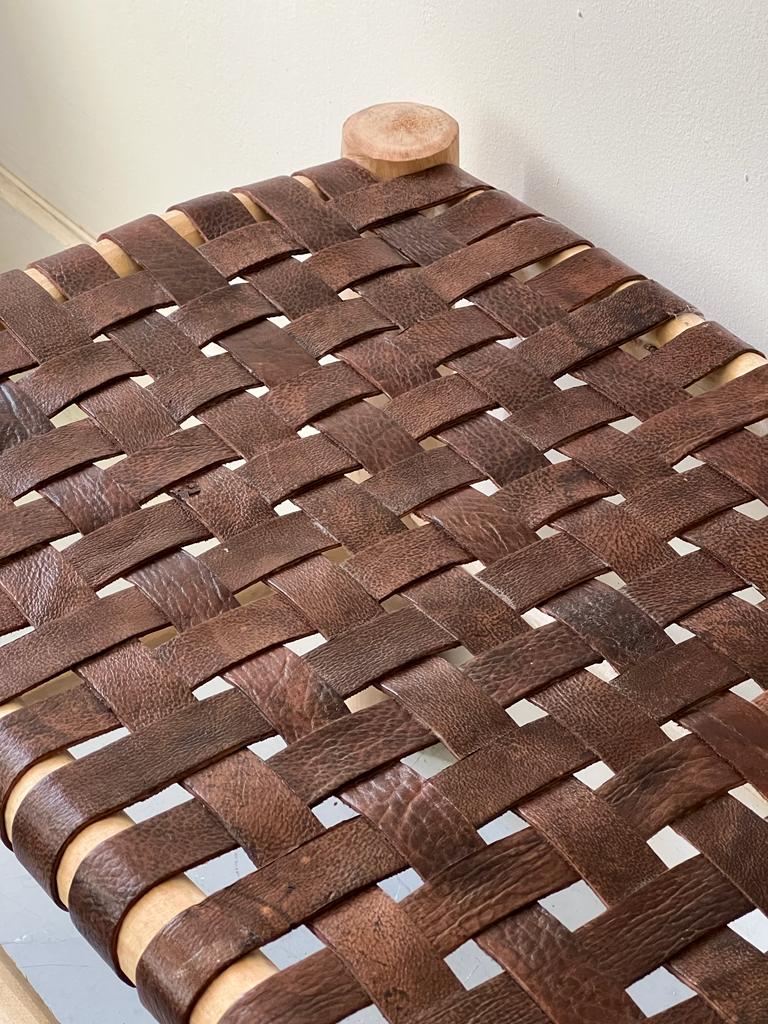Large raw bench in wood and tawny leather
