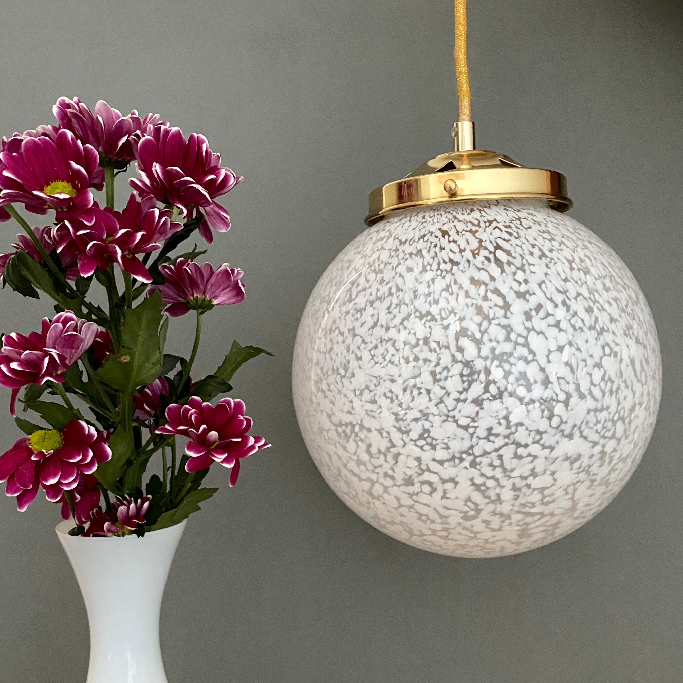 Suspension globe vintage en verre de Clichy blanc