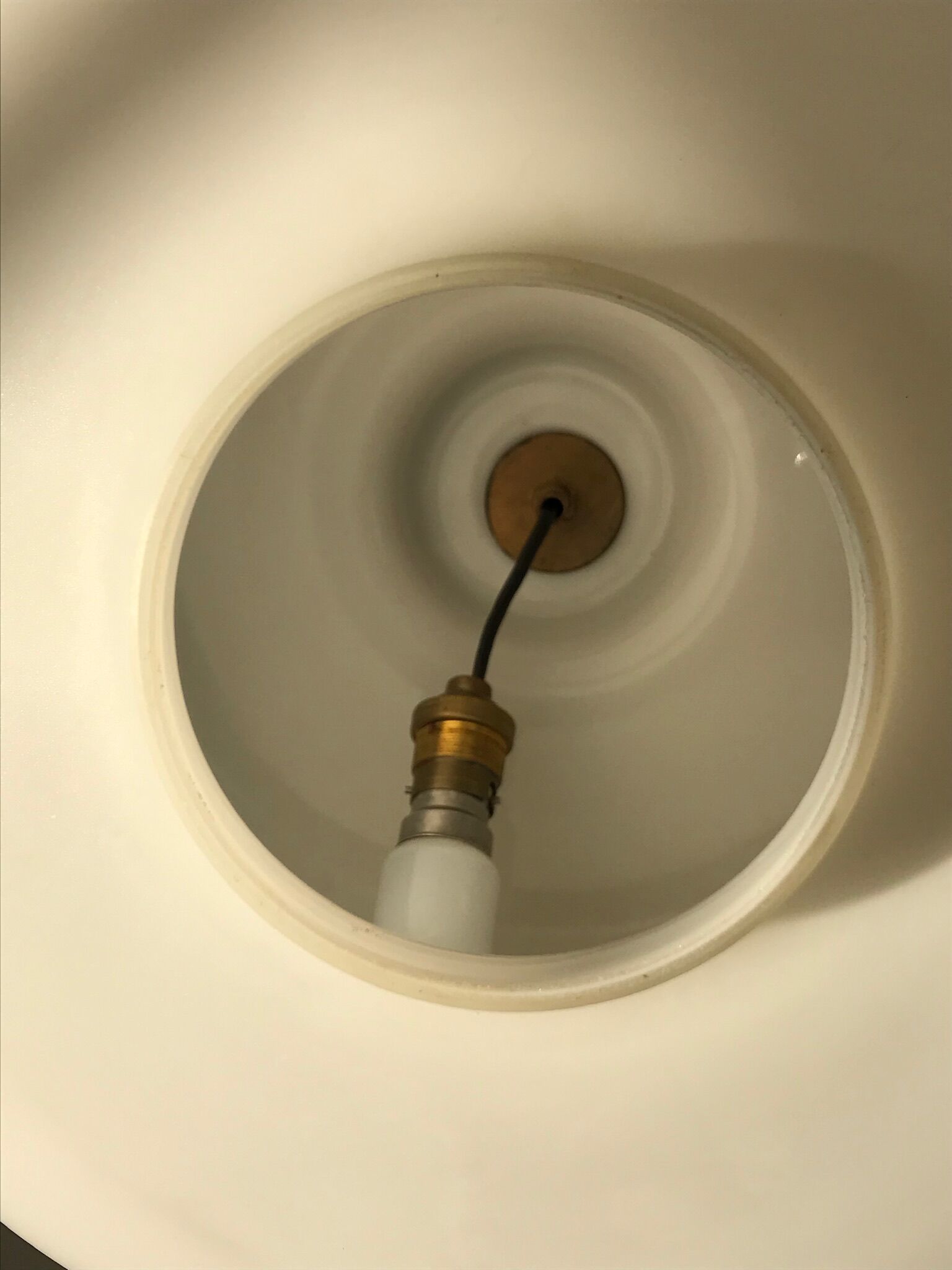 Suspension opaline et teck des années 60
