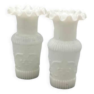 Paire vases anciens en opaline de foire blanche de petite taille, vintage, français