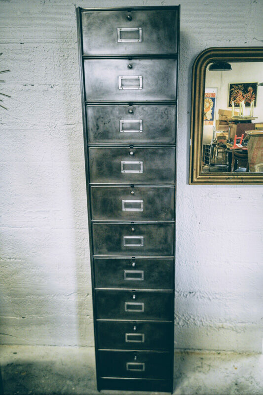 Ronéo clamshell metal column