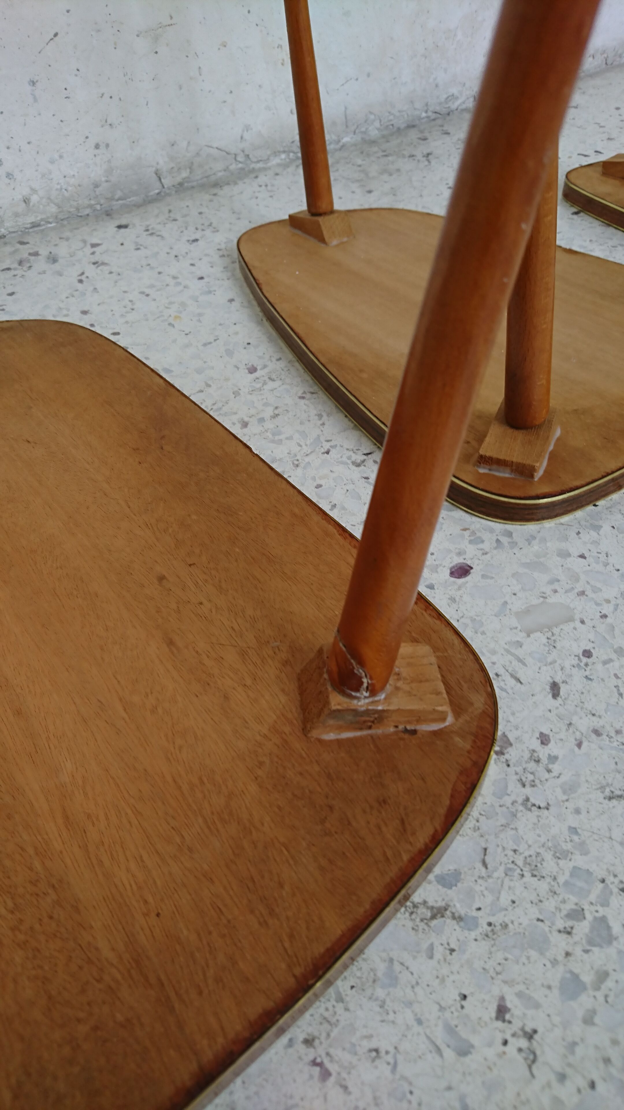Table-gigogne tripode