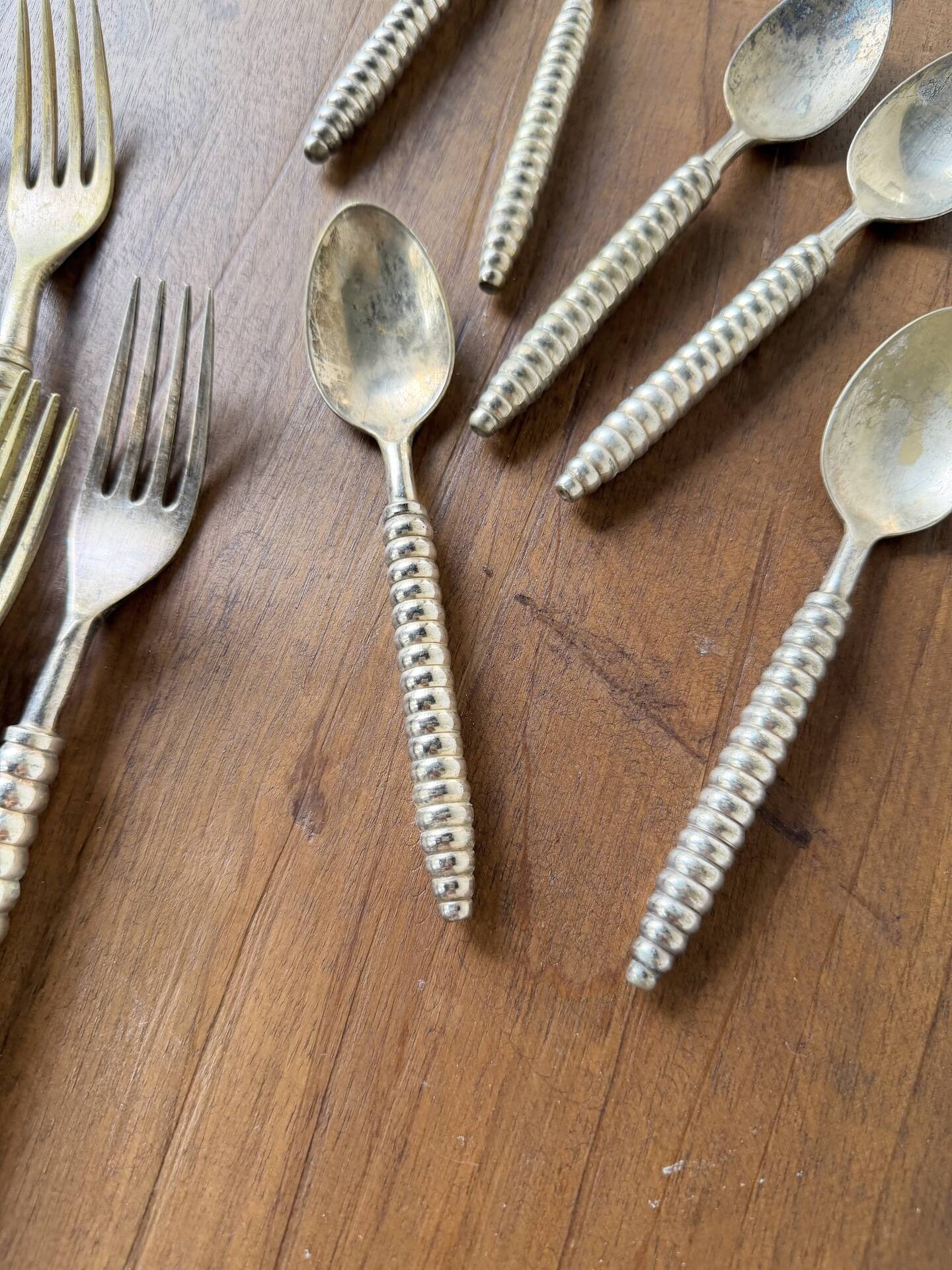 Set of silver-plated graphic cutlery for 6 people.